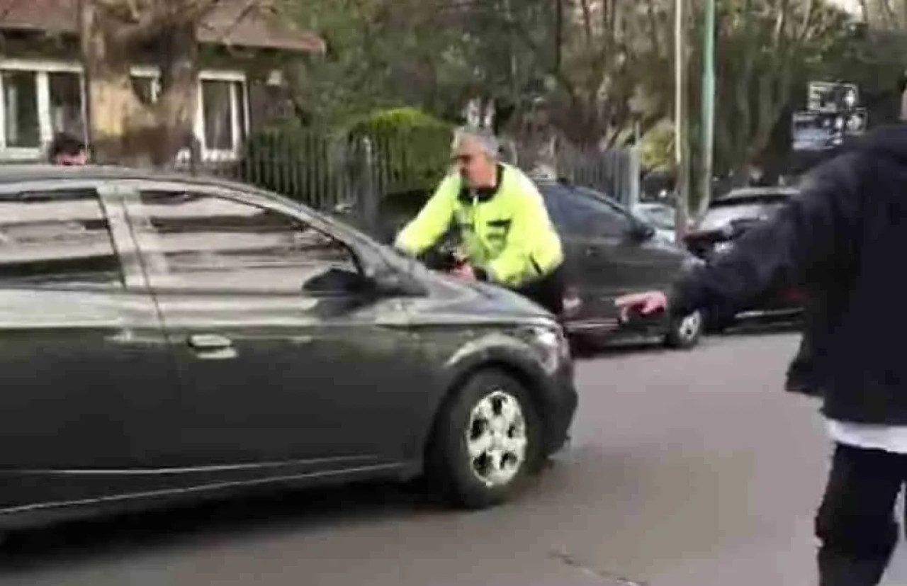 Auto estacionado en doble fila en Mar del Plata que arrastró a un agente de tránsito para evitar una multa. Foto: Gentileza Diario Necochea.