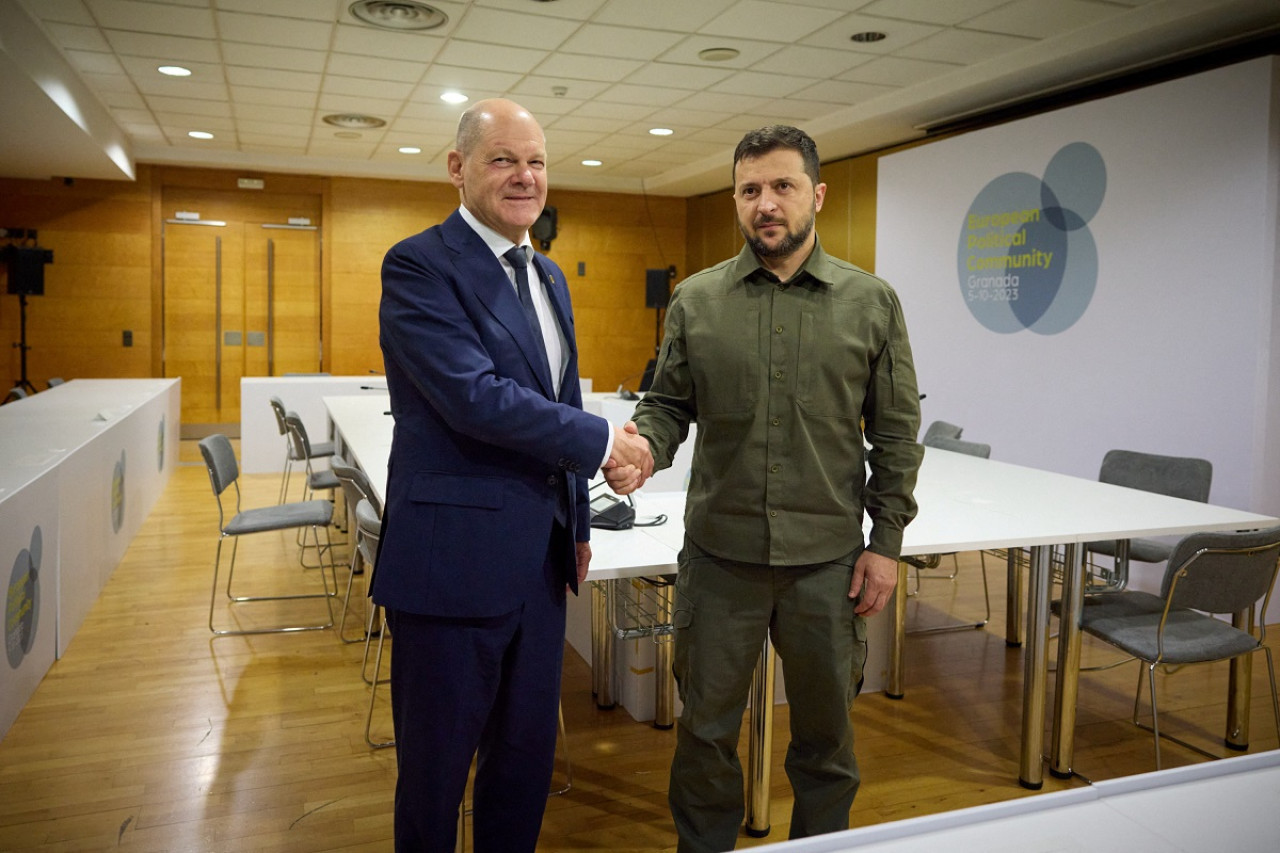 Olaf Scholz y Volodimir Zelenski en Granada, España. Foto: Reuters.