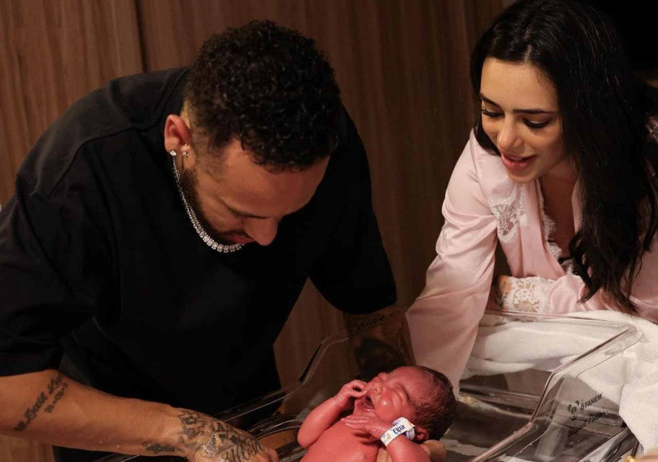 Neymar presentando a su hija. Foto: Twitter @neymarjr