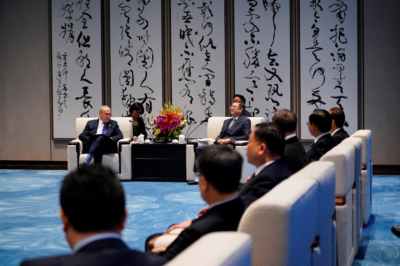 El líder demócrata Chuck Schumer (izquierda) en Shangái, China. Foto: Reuters.