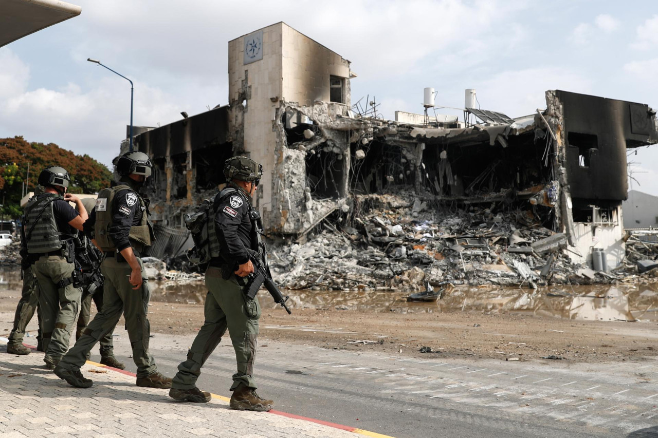 Las fuerzas israelíes patrullan frente a la comisaría de policía destruida que estaba controlada por militantes de Hamas en la ciudad sureña de Sderot, cerca de la frontera con Gaza, Israel, 8 de octubre de 2023.