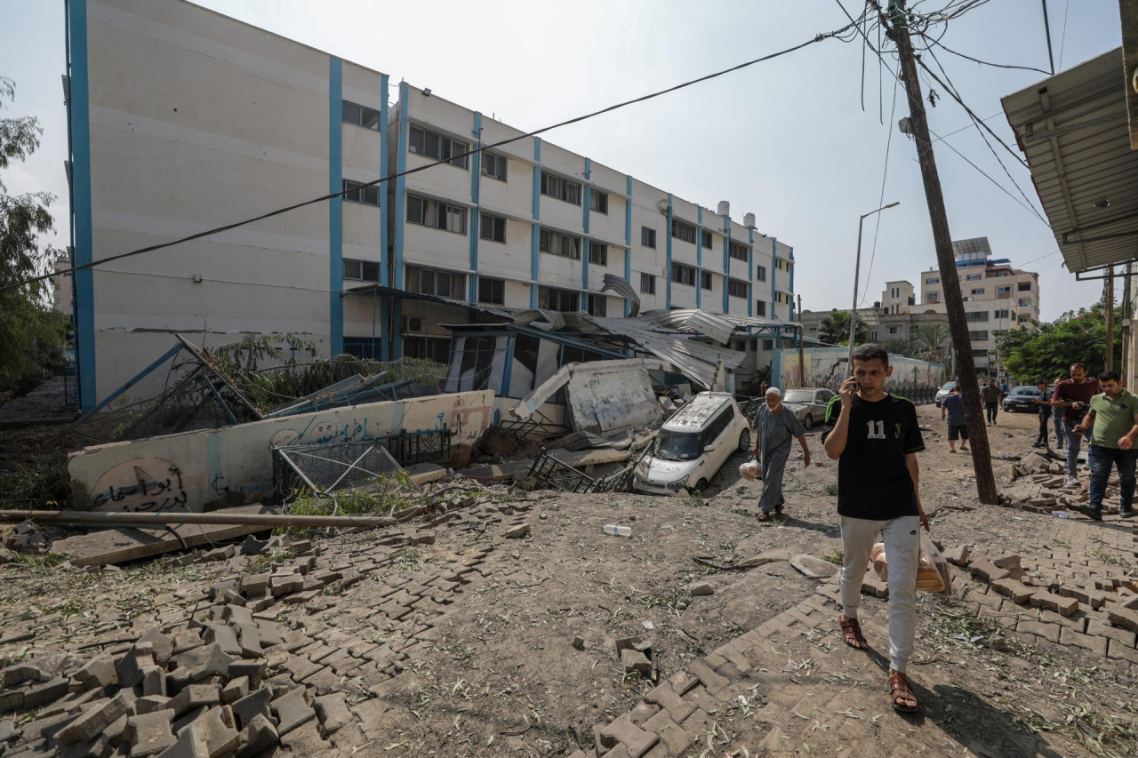 El edificio escolar de la UNWRA dañado en la ciudad de Gaza, el 8 de octubre de 2023, tras los ataques aéreos israelíes. EFE