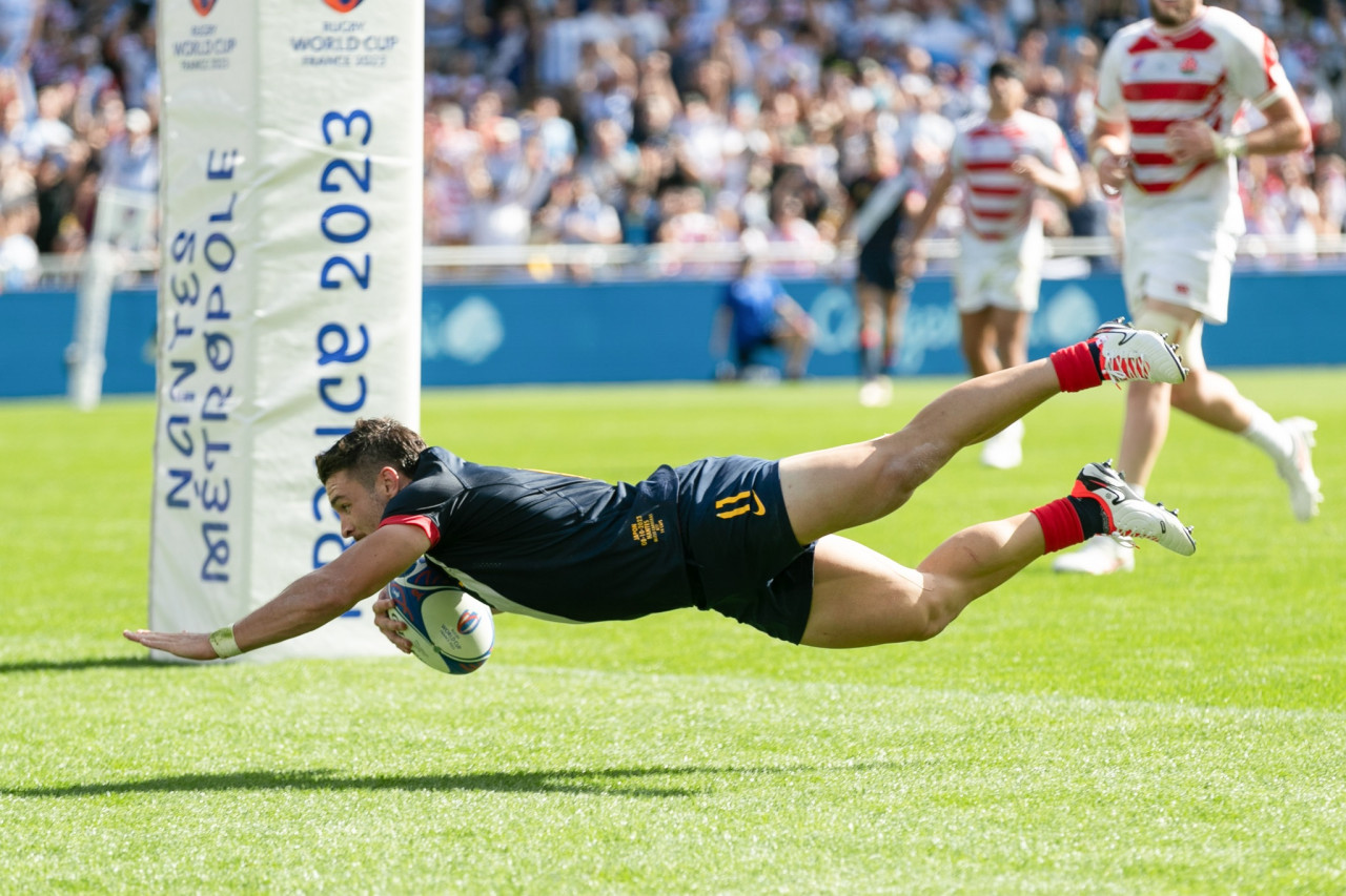 Mateo Carreras convierte un try durante el partido que los Pumas le ganaron a Japón. Foto NA: PUMAS