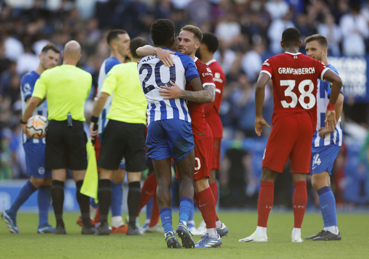 Alexis Mac Allister con sus excompañeros del Brighton. Foto: Reuters.