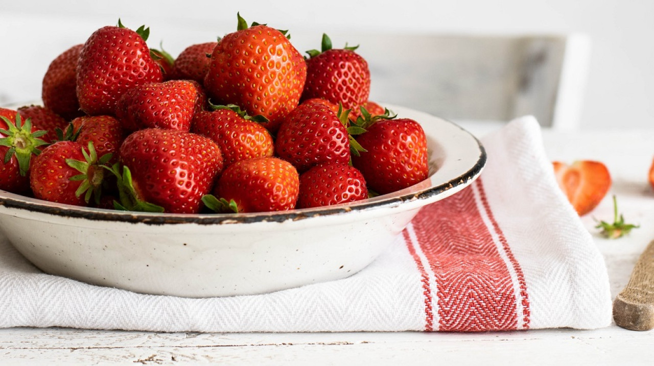 La frutilla es una de las frutas con menor número de calorías. Foto: Unsplash.