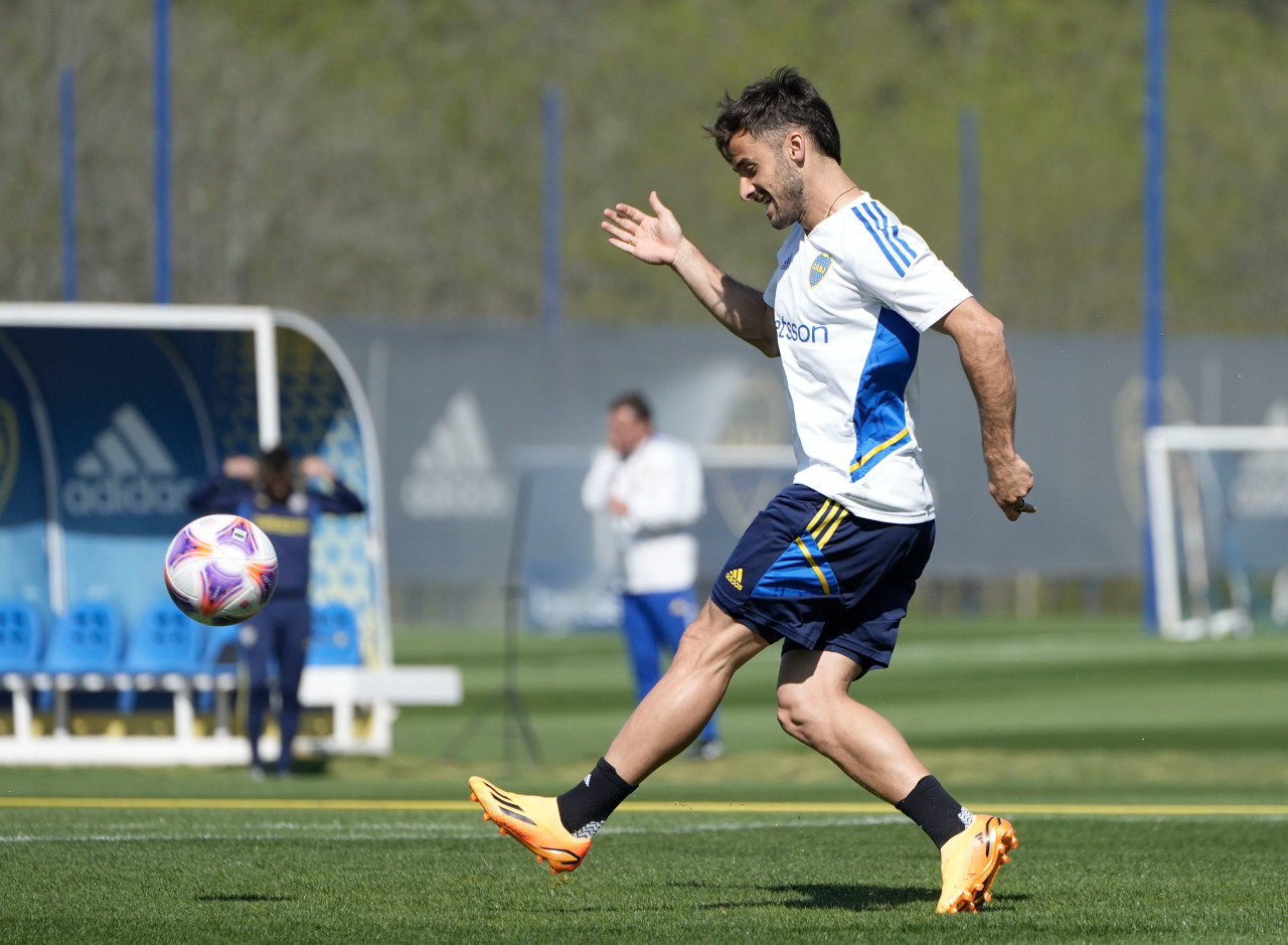 Marcelo Saracchi arrastra una molestia muscular. Foto: X @BocaJrsOficial.