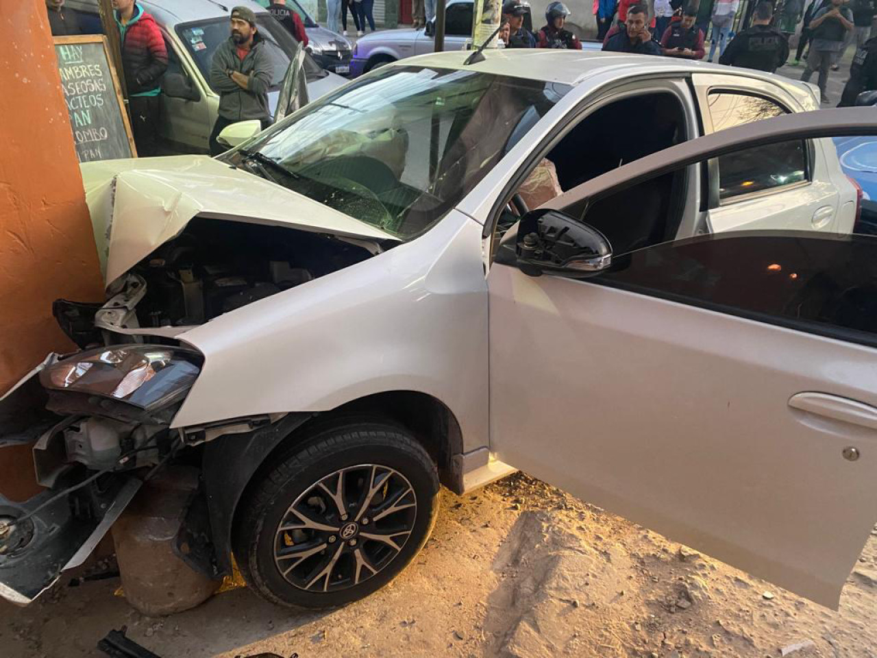 Así quedó el auto de los delincuentes de Villa Celina. Foto: Télam.