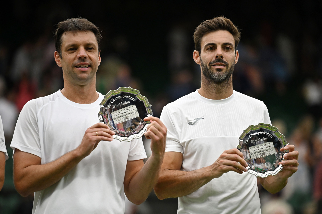 Horacio Zeballos y Marcel Granollers con sus trofeos de finalistas. Foto: NA.