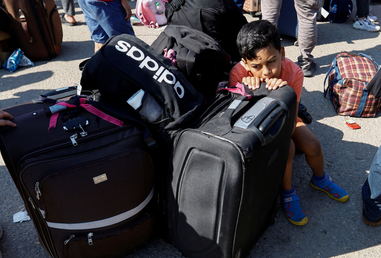 Niño palestino intentando entrar al cruce de Rafah. Foto: Reuters.