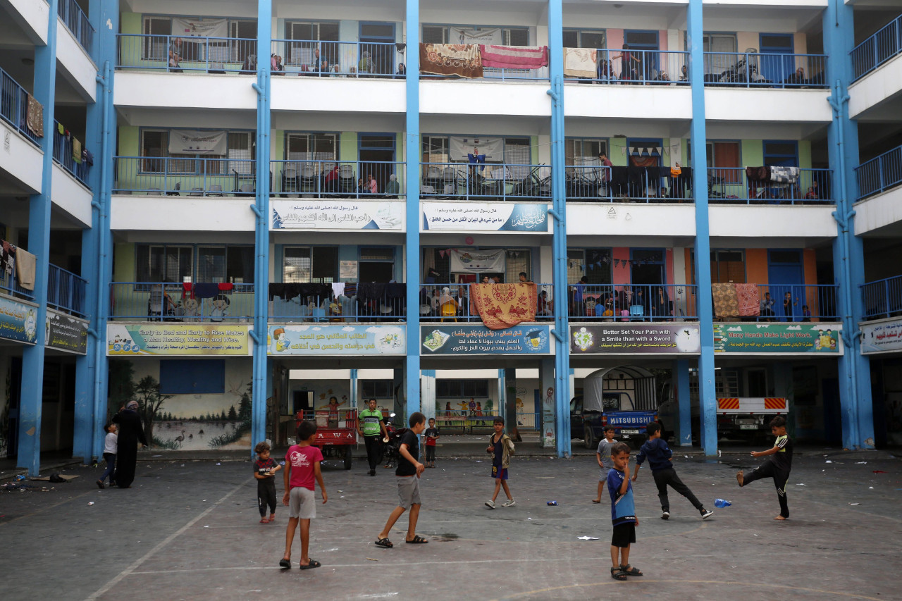 Habitantes de Gaza en las instalaciones de la UNEWA. Foto: X @UNRWAes.