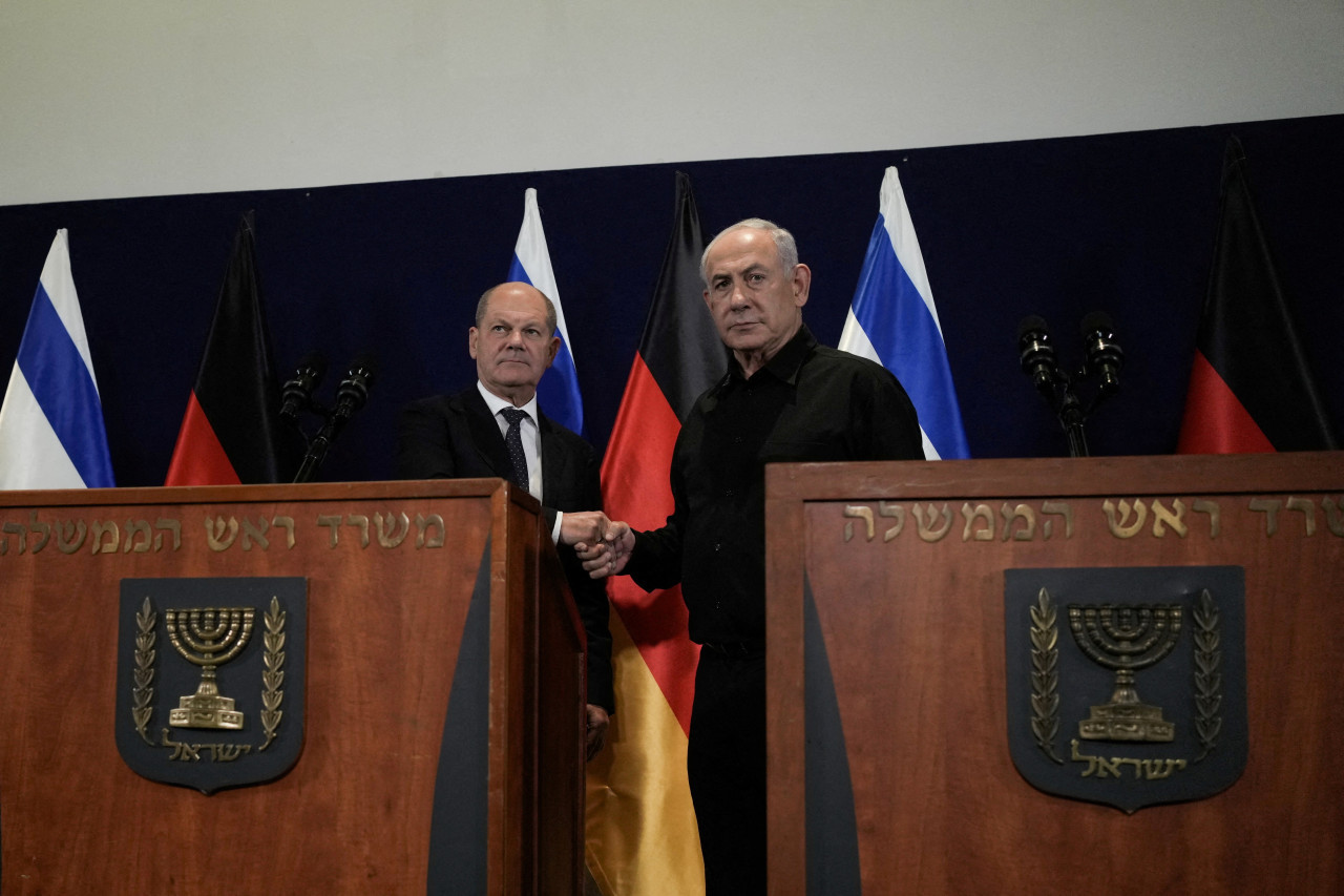 Netanyahu junto a Scholz. Foto: Reuters.