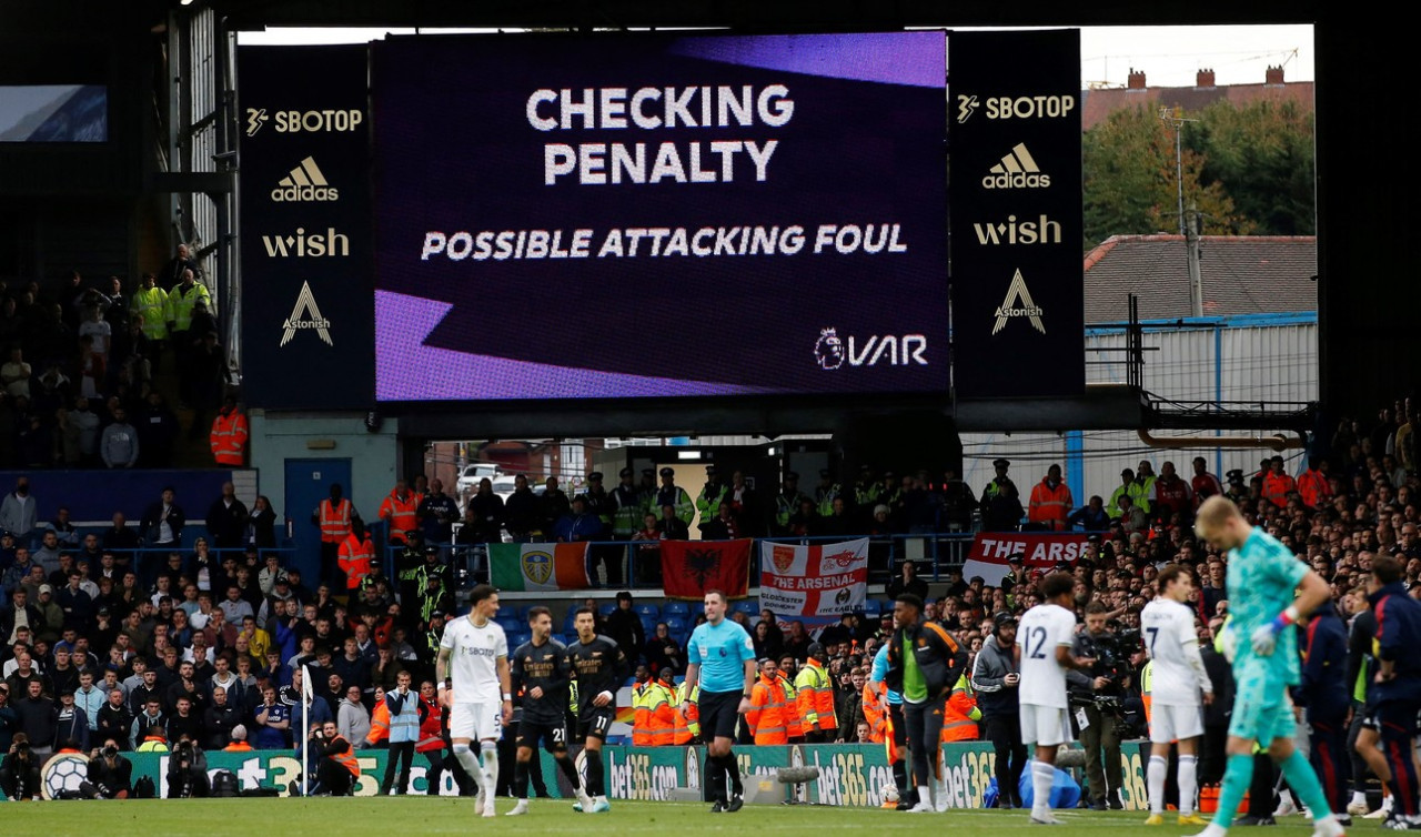 VAR, fútbol. Foto: Reuters