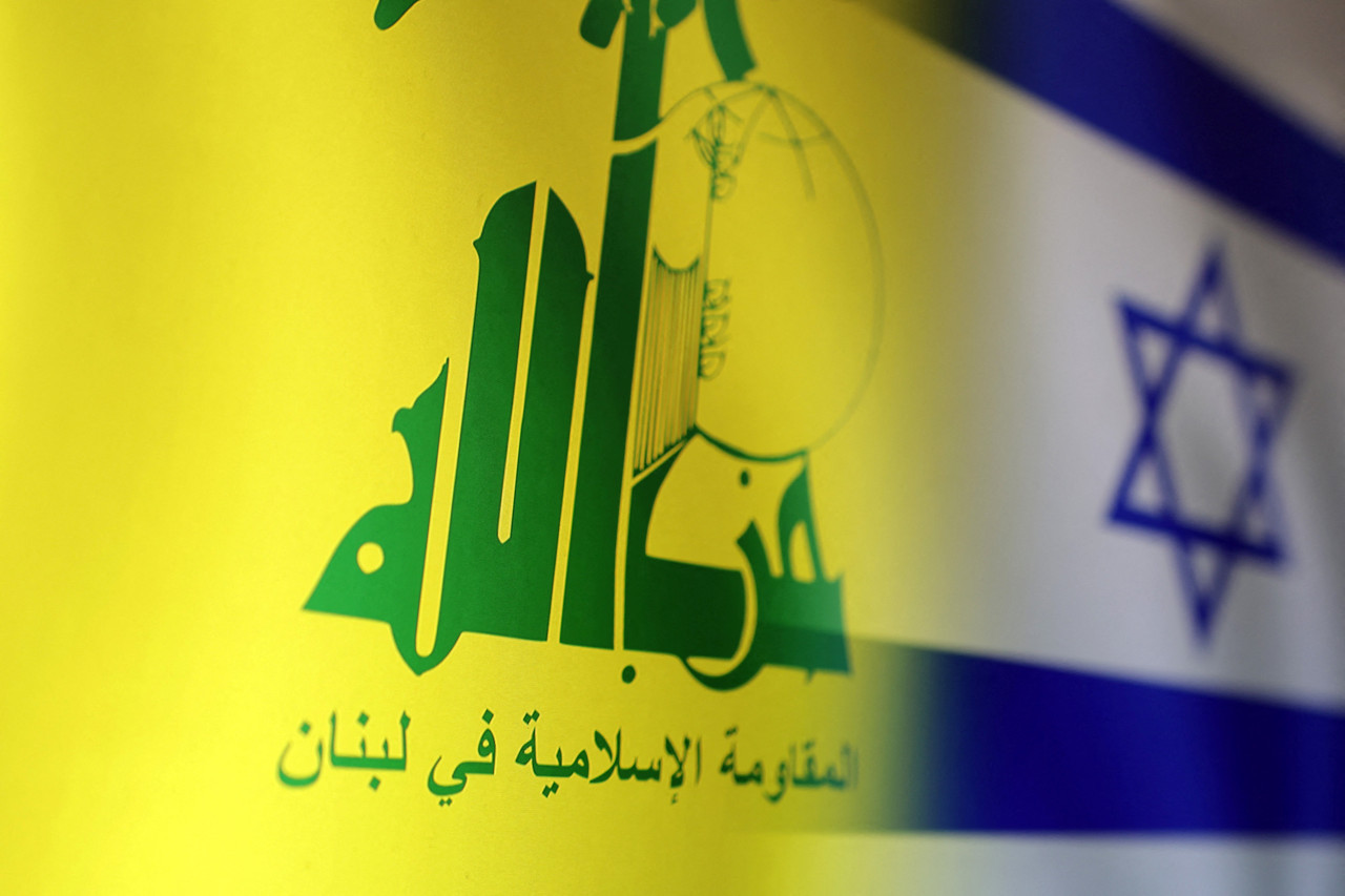 Hezbollah y la bandera de Israel. Foto: REUTERS.