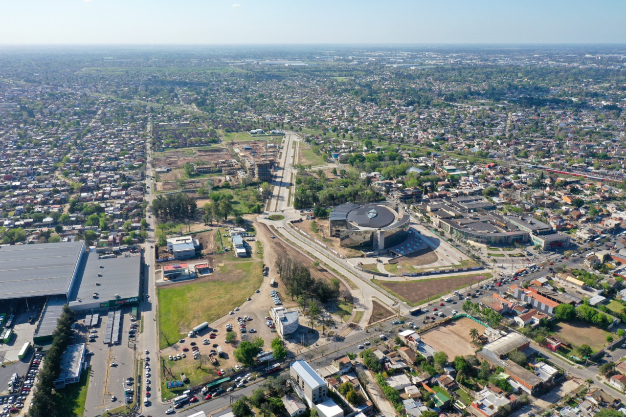 Recorrida por la nueva Av. Héroes de Malvinas en Pablo Nogués. Foto: Prensa.