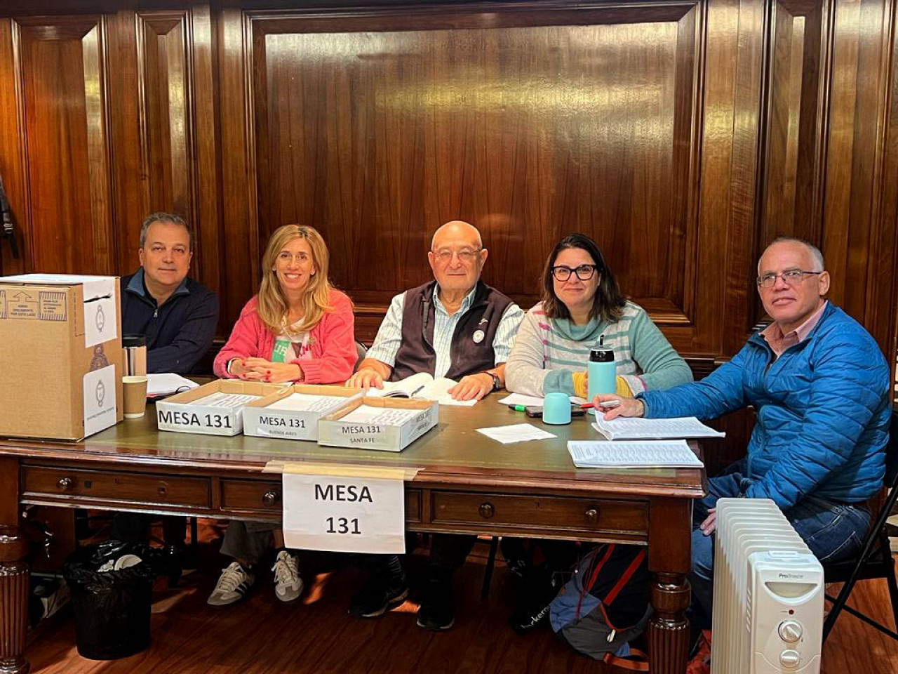 Mesa de votación en la Embajada de Inglaterra. Foto: Télam.