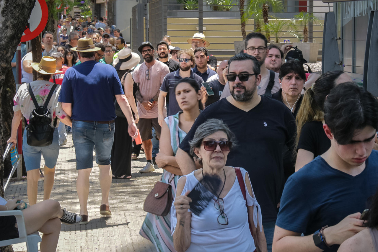 Largas filas de argentinos para votar en los consulados. Foto: EFE