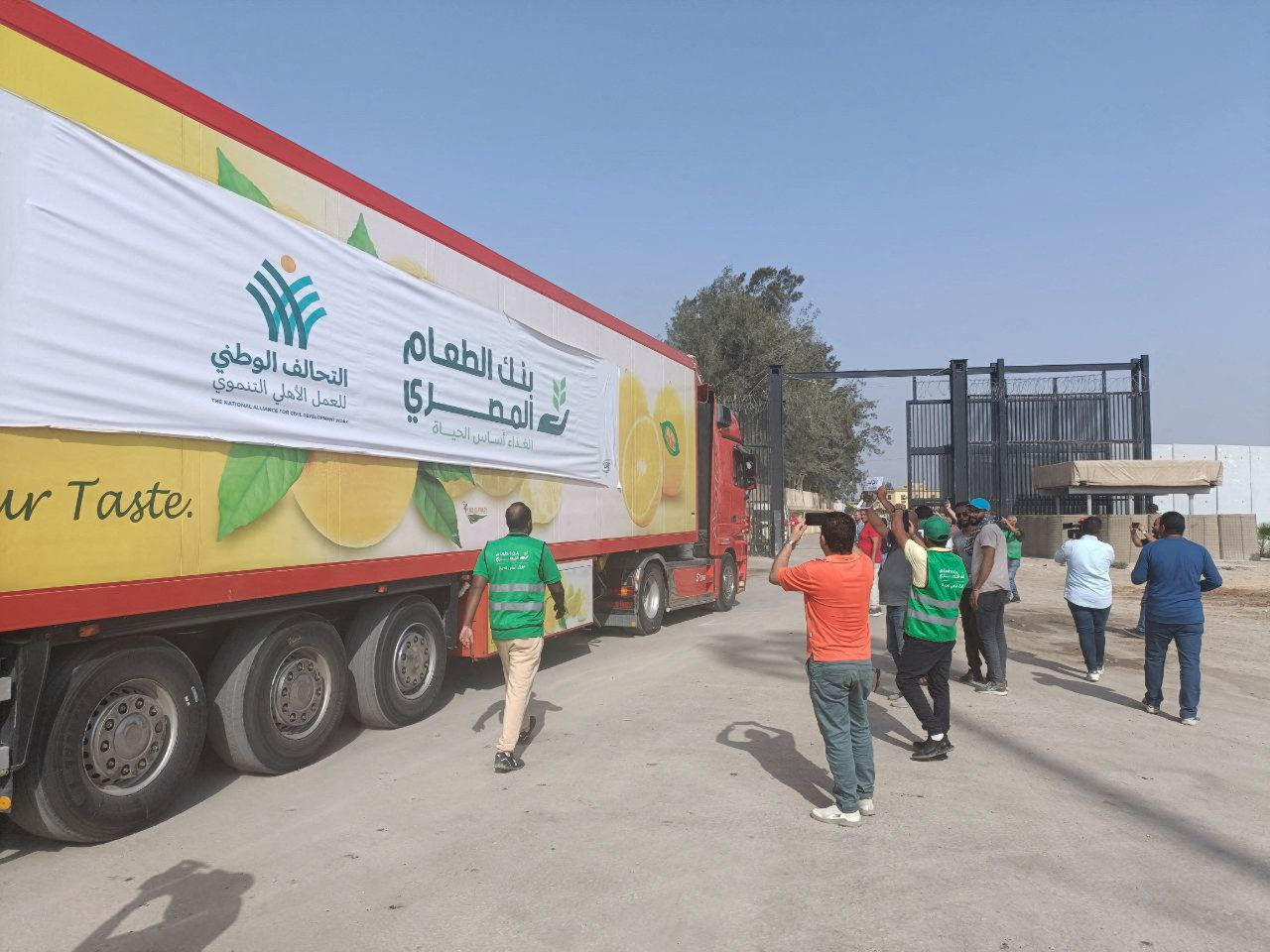 Convoy de comida pasa por Rafah hacia Gaza. Foto: Reuters.