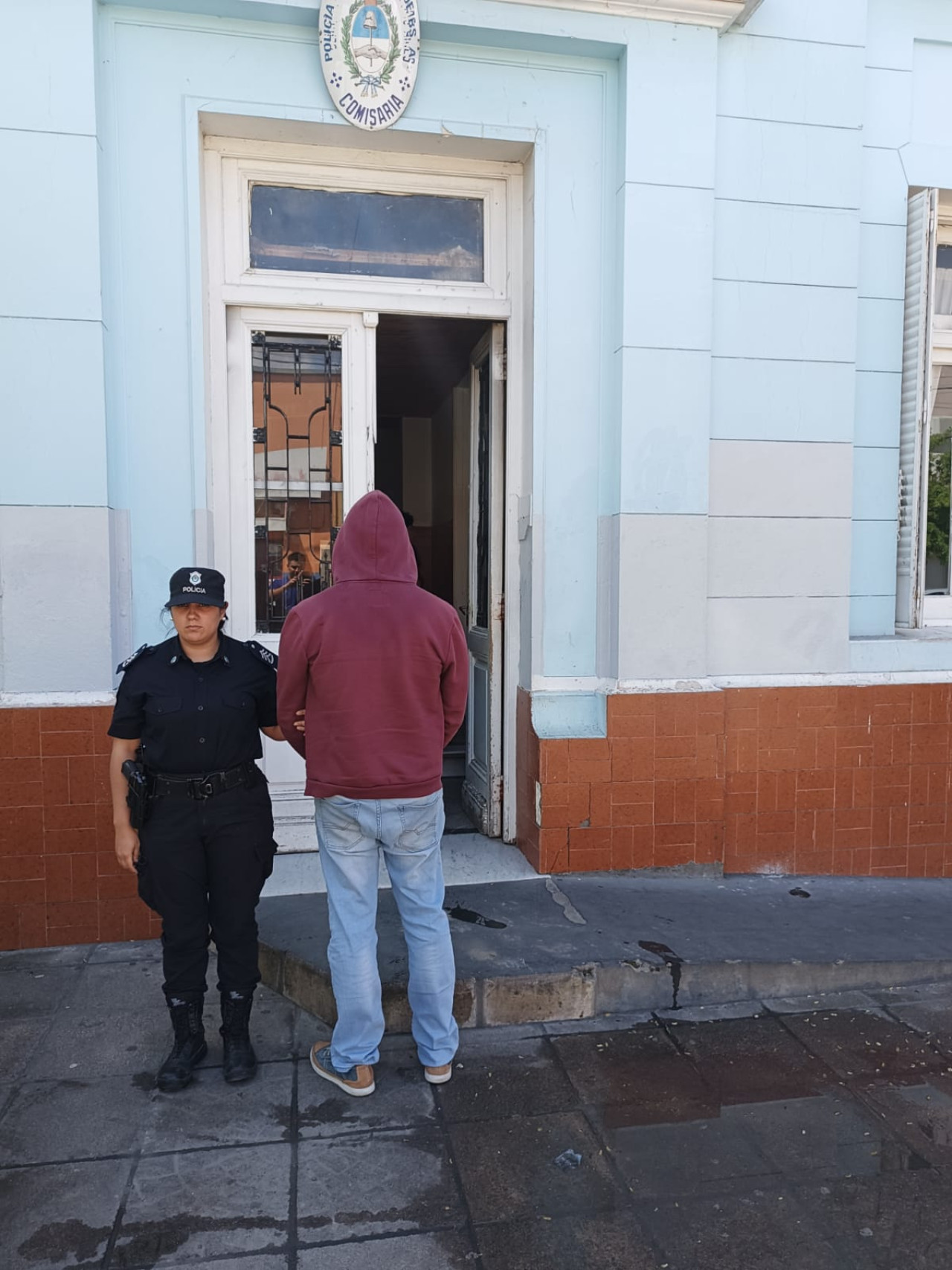 Fue a votar y terminó detenido. Foto: Twitter