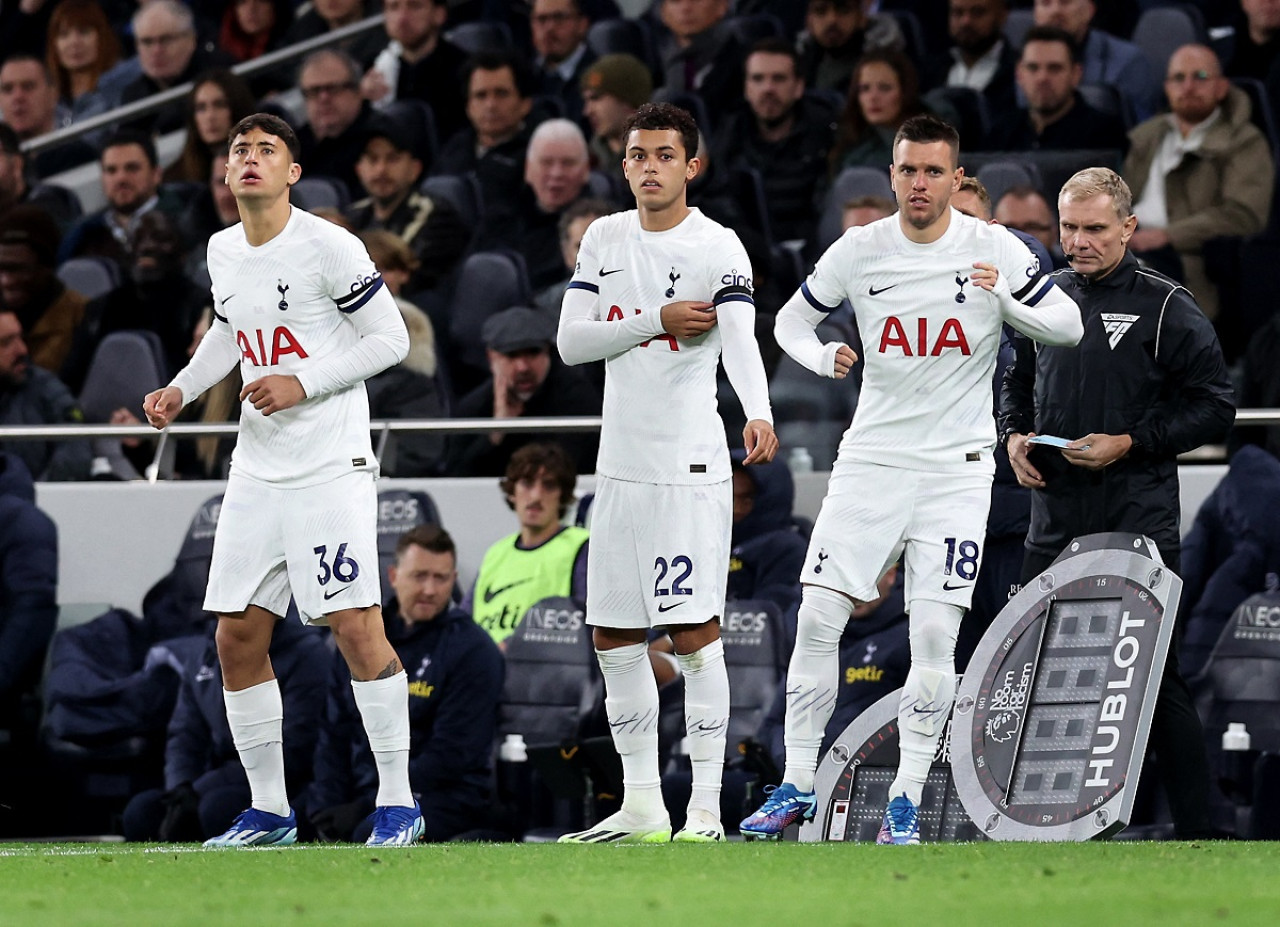 Alejo Véliz y Giovani Lo Celso sumaron minutos en la victoria sobre Fulham. Foto: Reuters.