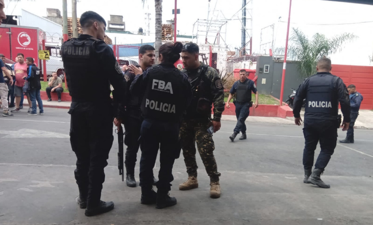 La policía aclaró que se trató de una confusión pero los empleados sostenían su versión. Foto: NA.