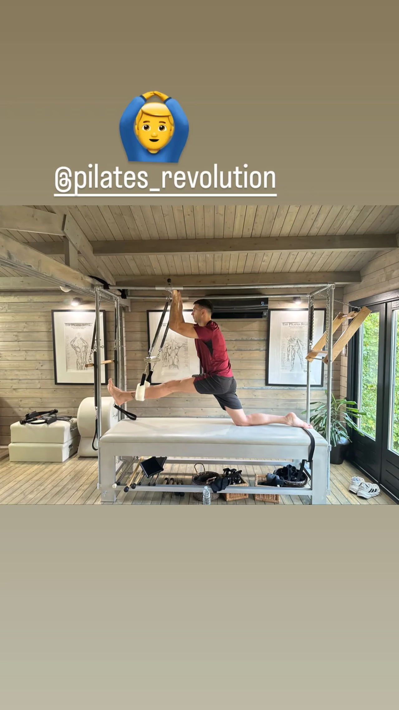 El Dibu practicando pilates. Foto: Instagram @emi_martinez26