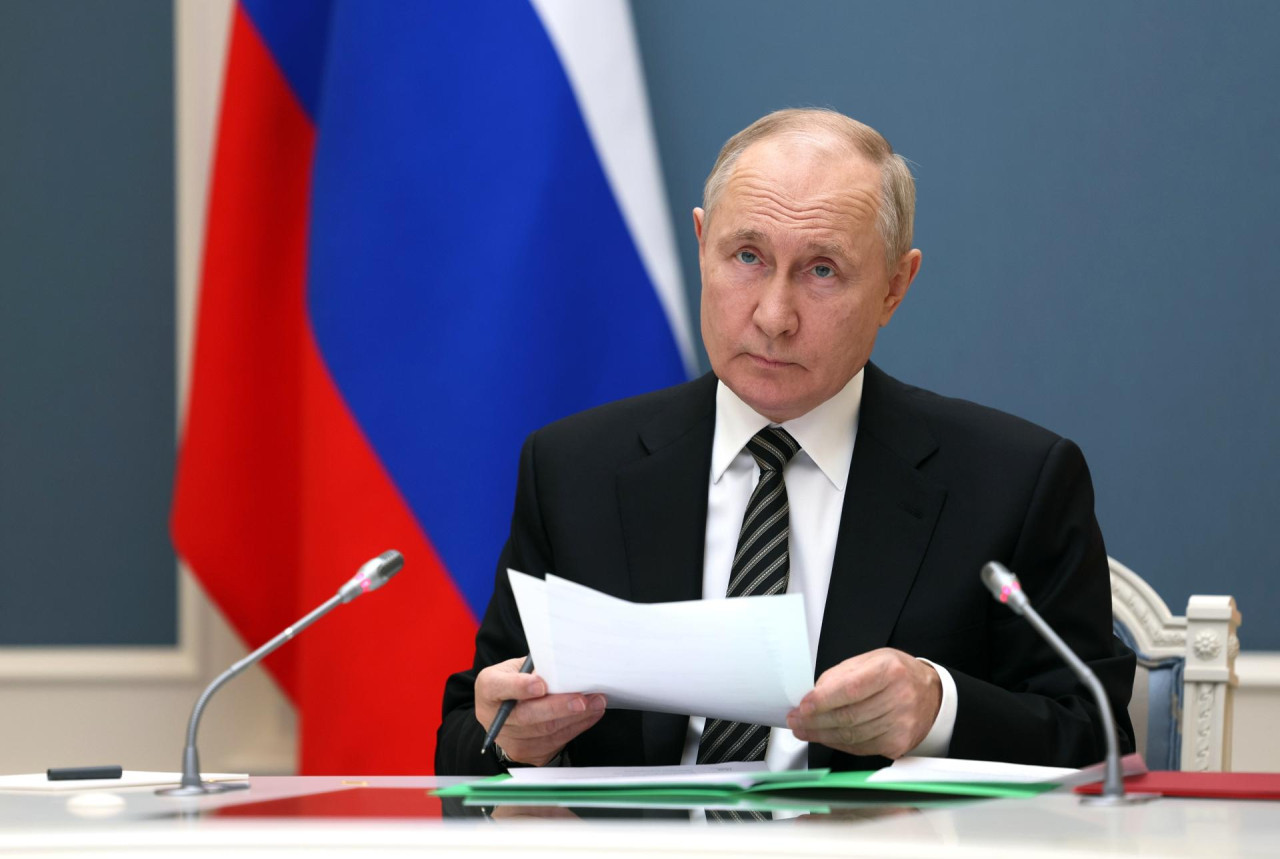 Vladimir Putin asiste a un entrenamiento para probar las fuerzas de disuasión estratégica a través de un enlace de vídeo en Moscú, Rusia, el 25 de octubre de 2023. EFE