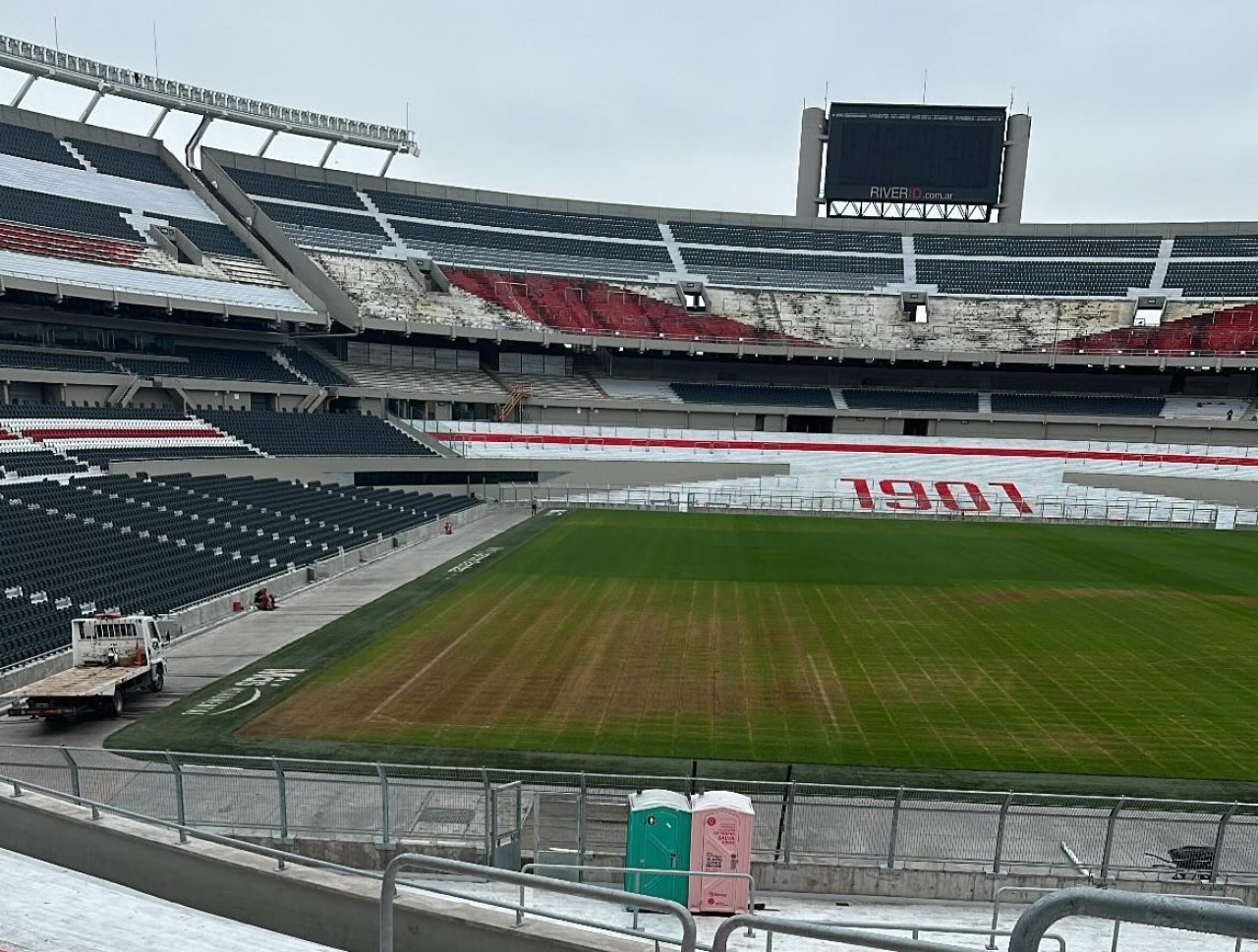 Polémica por el césped del Monumental. Foto: X @ObrasRiverPlate.