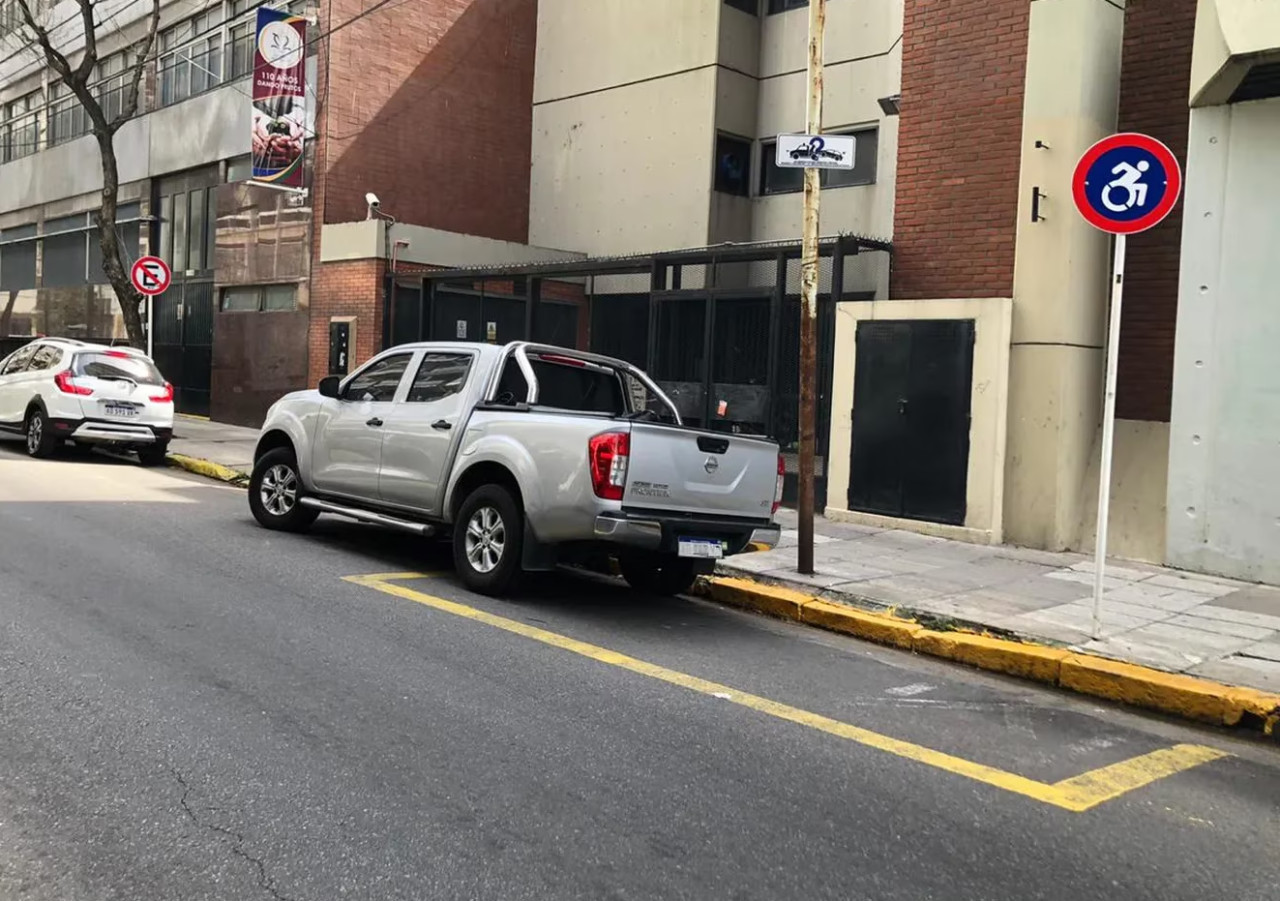 Estacionamiento indebido. Foto: Gobierno de la Ciudad.