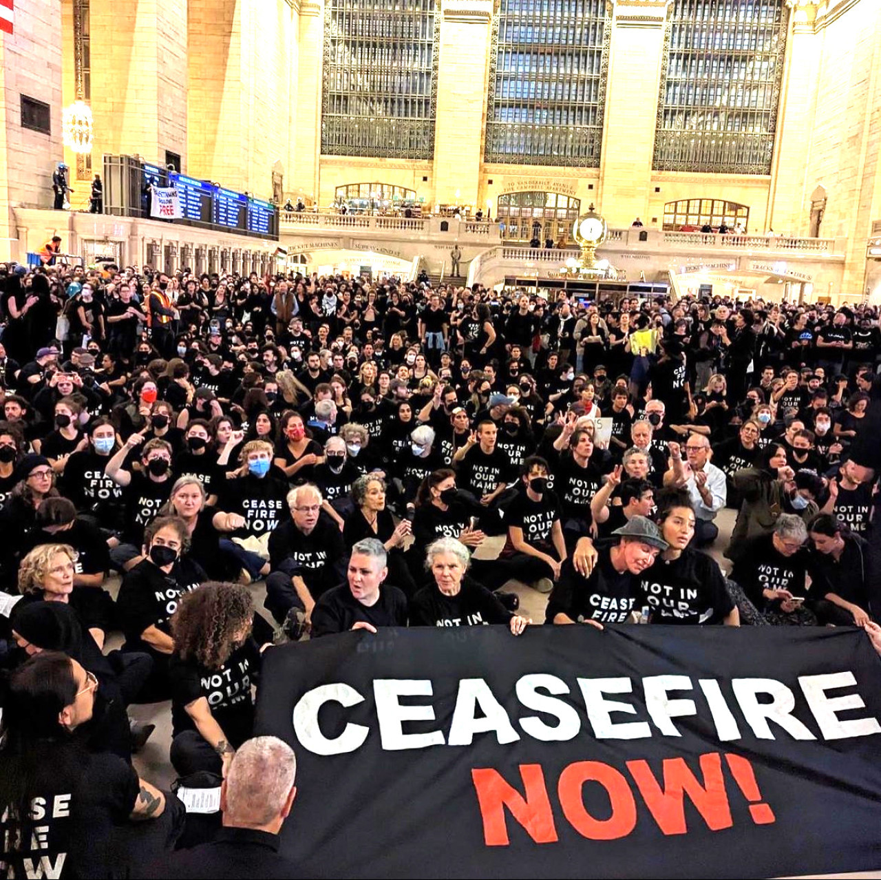 Manifestantes judíos en Grand Central de New York en protesta a favor de Palestina. Foto: Twitter.