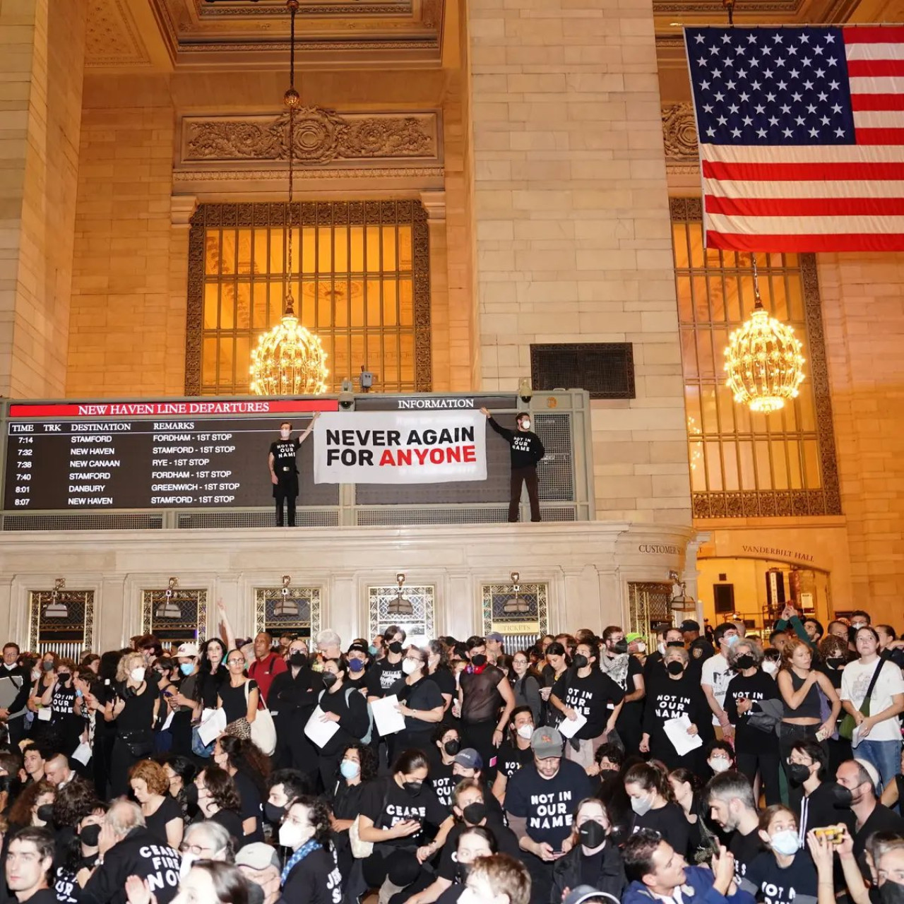 Manifestantes judíos en Grand Central de New York en protesta a favor de Palestina. Foto: Twitter.