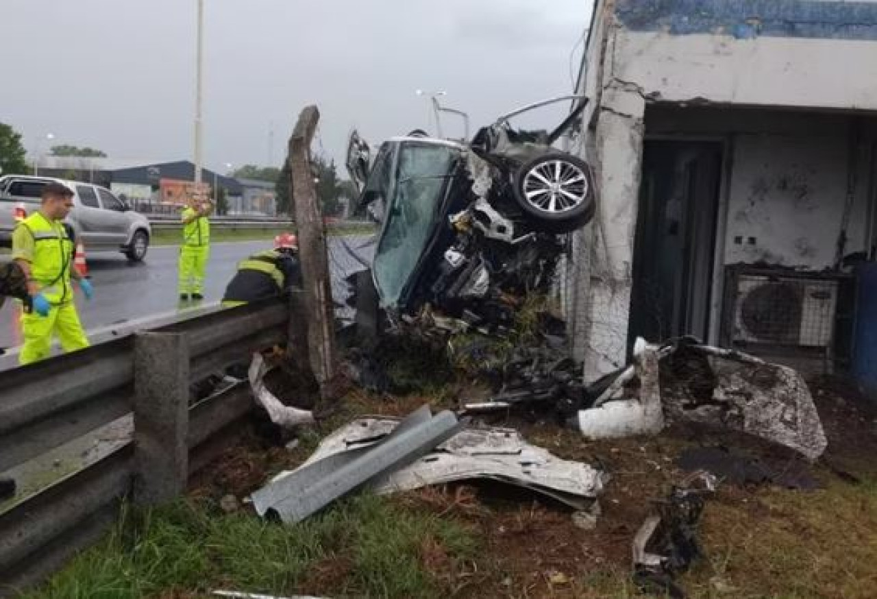 Tres mujeres murieron tras impactar contra una cabina de peaje en la Autopista Oeste. Foto: Gentileza El Destape.