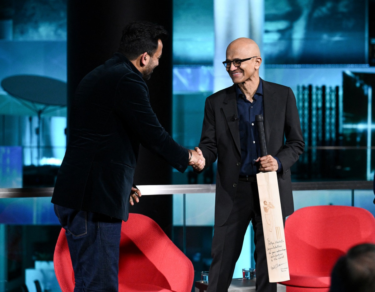 Satya Nadella (derecha), CEO de Microsoft. Foto: Reuters.