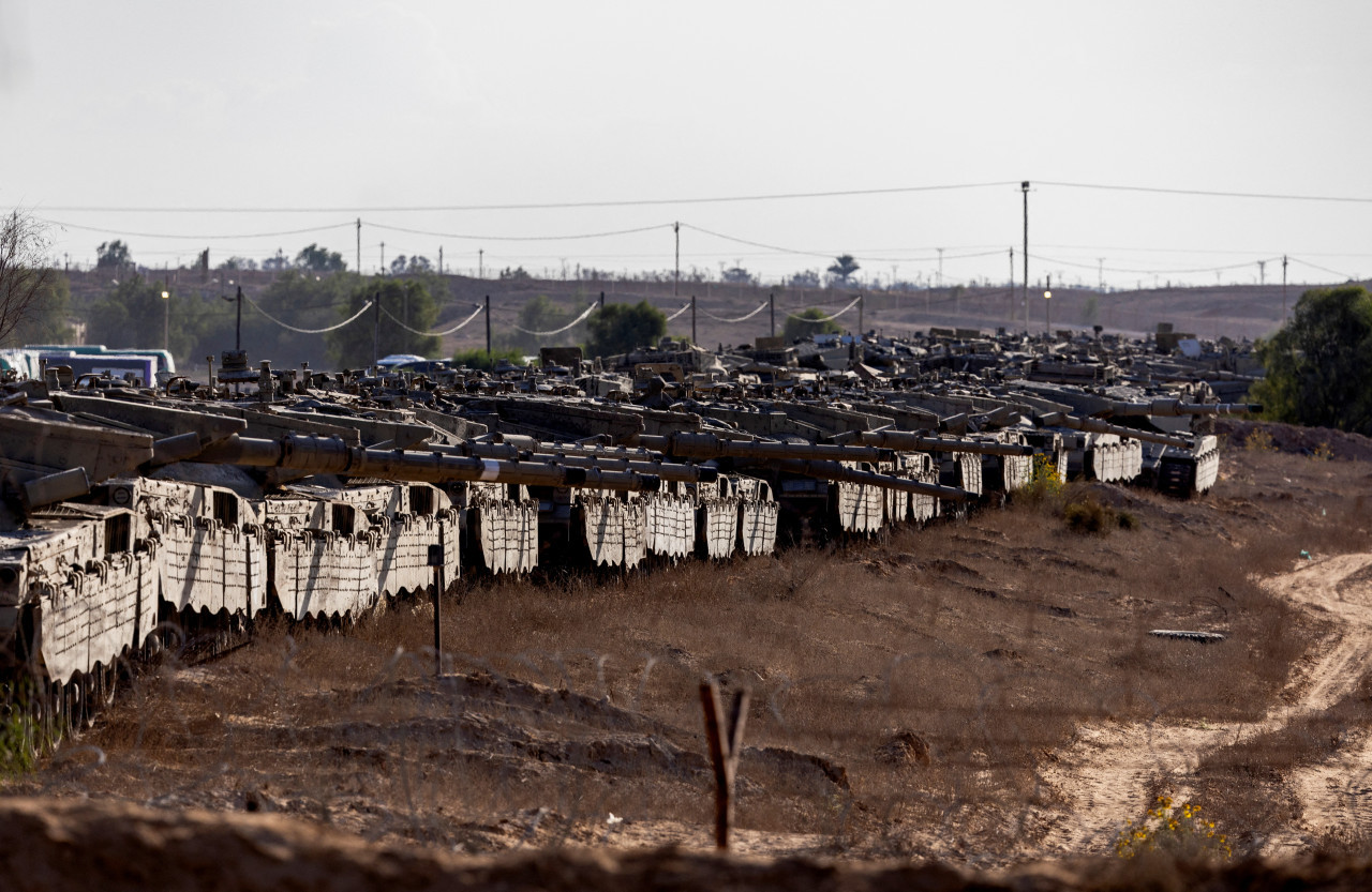 Tanques israelíes dispuestos para el ataque terrestre. Foto: Reuters