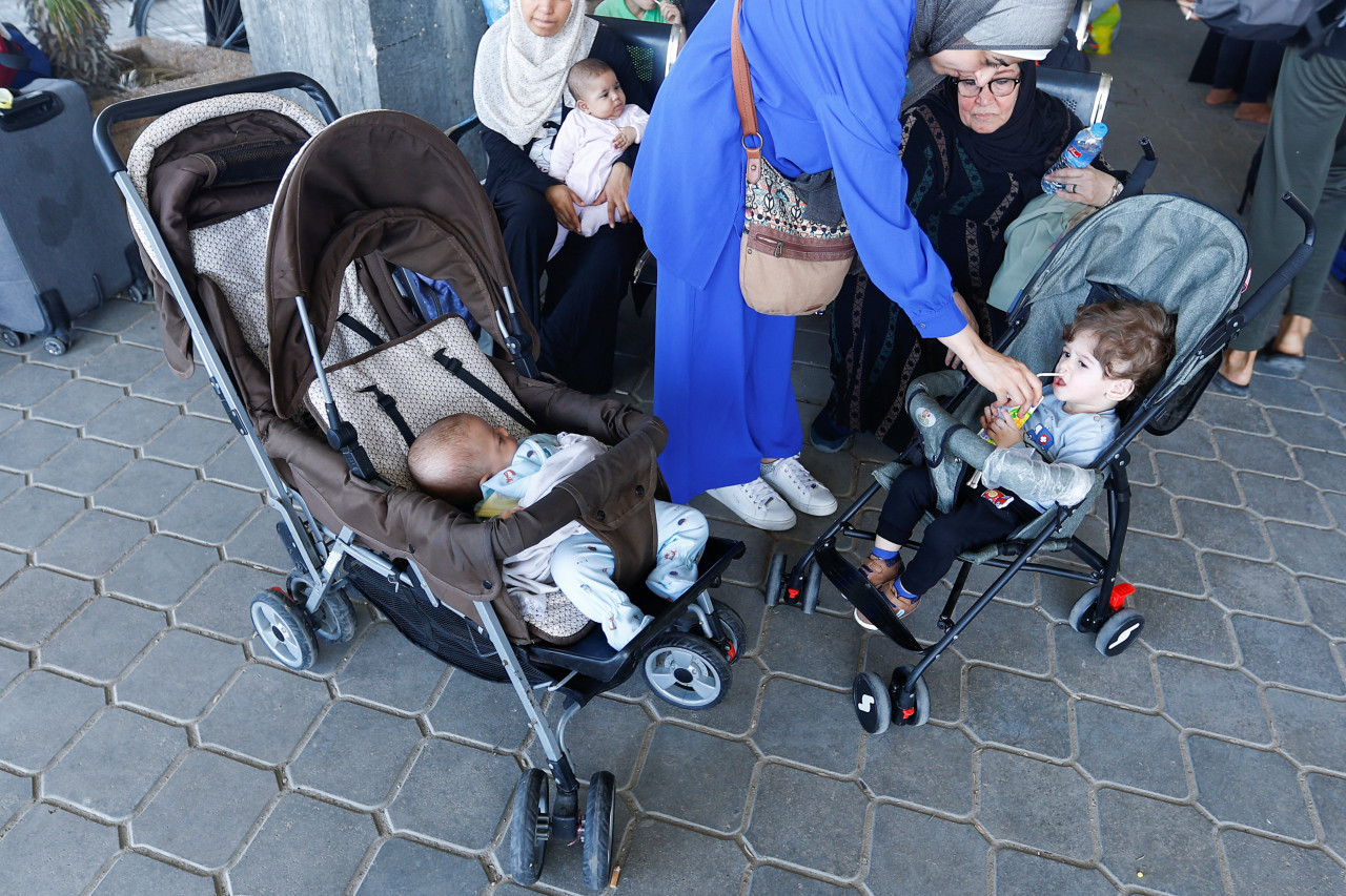 Extranjeros salen por el paso de Rafah. Foto: Reuters.