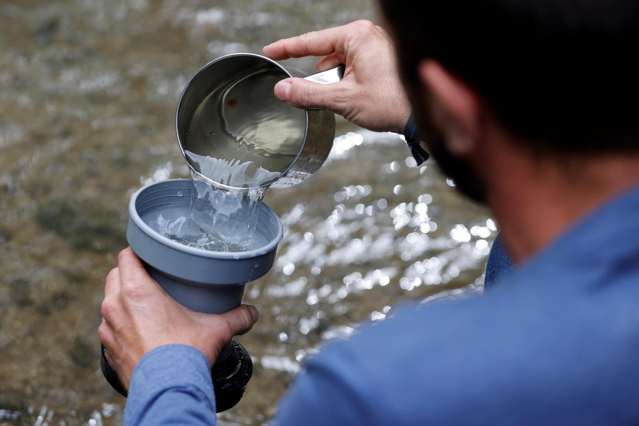 Muestras tomadas en las aguas de un río. Foto: EFE