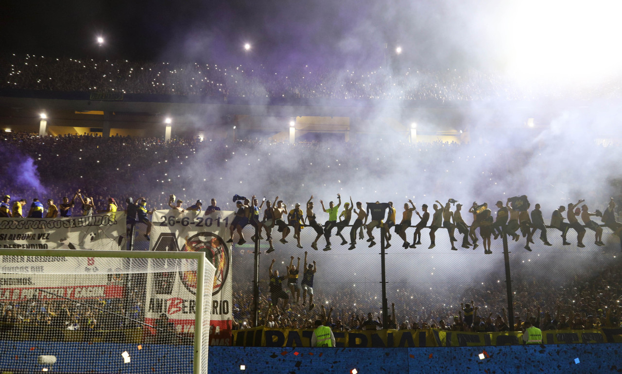 ¿Qué le pasa al cuerpo y cabeza de un hincha cuando ve un partido de fútbol?. Foto: NA