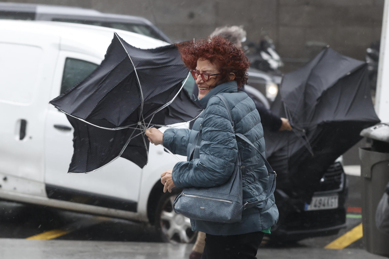 Toda España, salvo las Canarias, se mantiene en alerta por las fuertes ráfagas de viento. Foto: EFE.