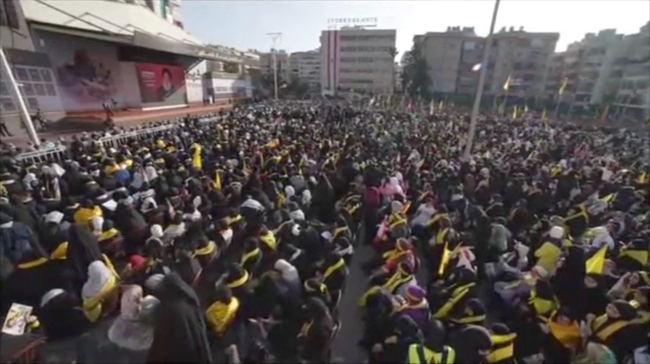 El apoyo al líder del grupo libanés Hezbollah, Hasán Nasrala, durante su discurso. Foto: Reuters.