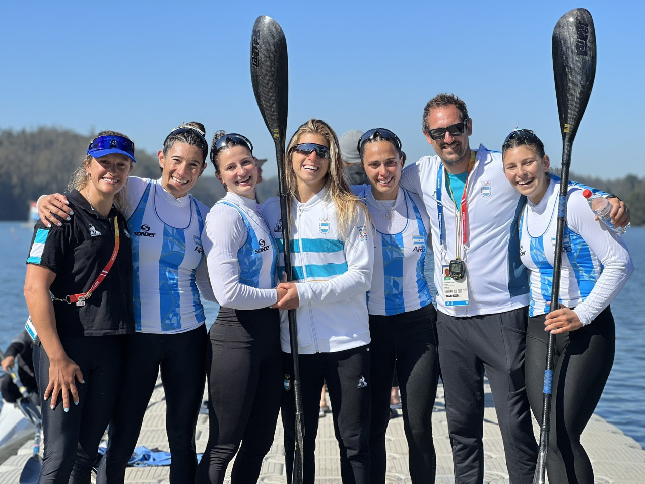 Sabrina Ameghino y el equipo de K4 500 en los Juegos Panamericanos 2023. Foto: @COA