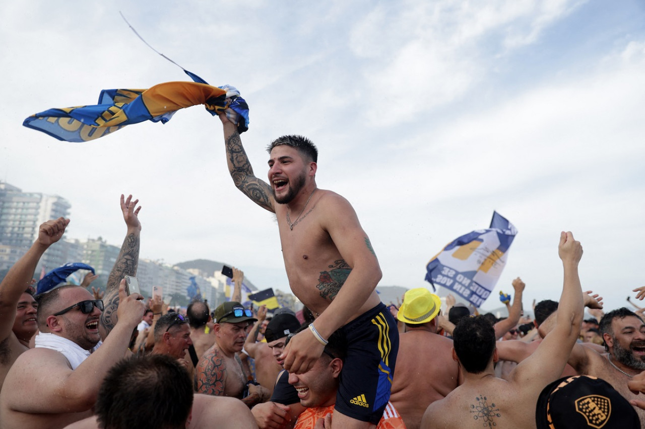 Banderazo de los hinchas de Boca en Río de Janeiro. Foto: Reuters.