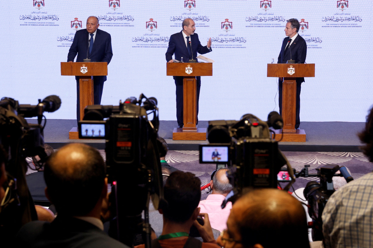 Blinken en reunión con líderes árabes en Jordania. Foto: Reuters.