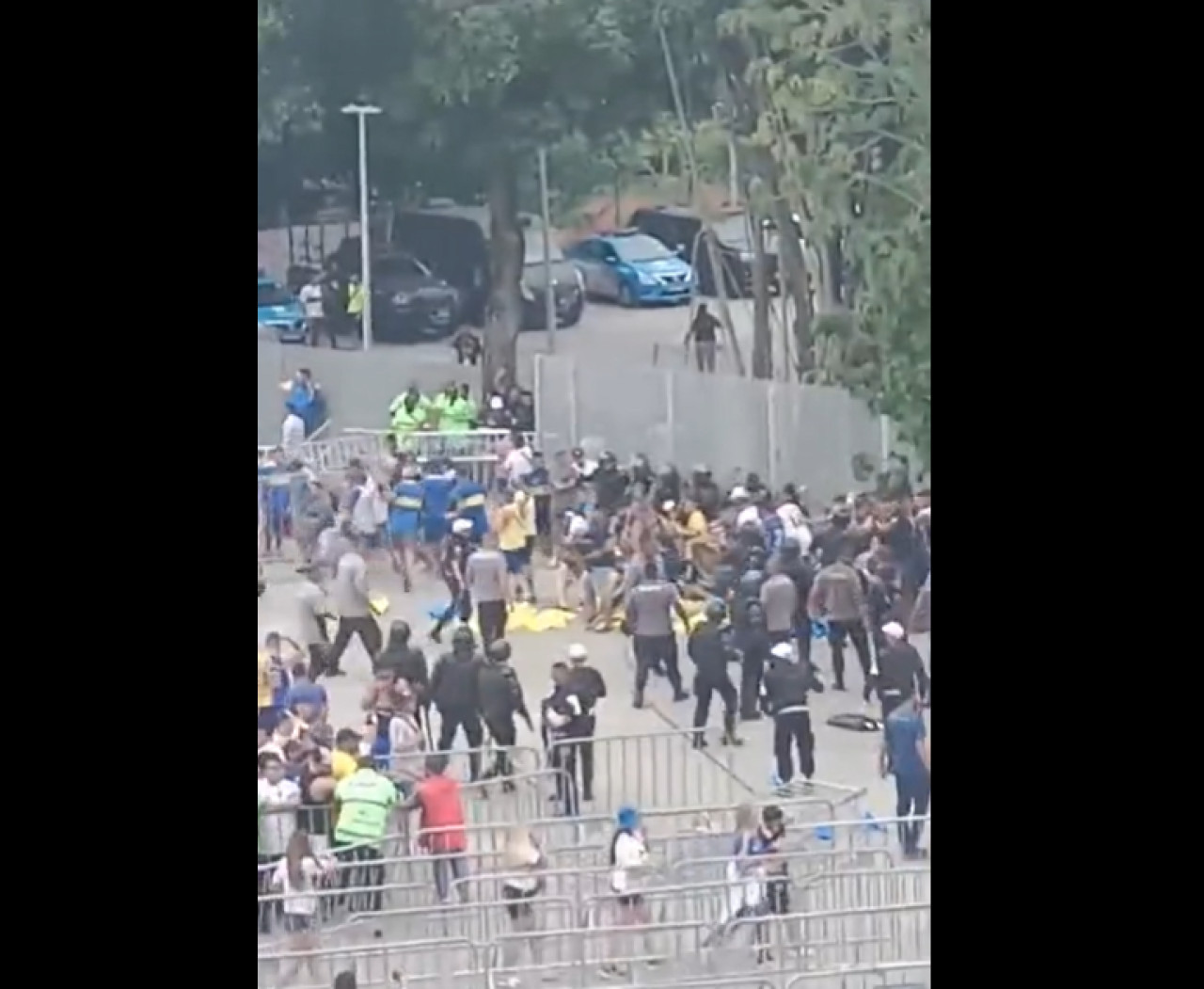 Imágenes de la represión de la policía brasileña contra los hinchas de Boca. Foto: Captura.