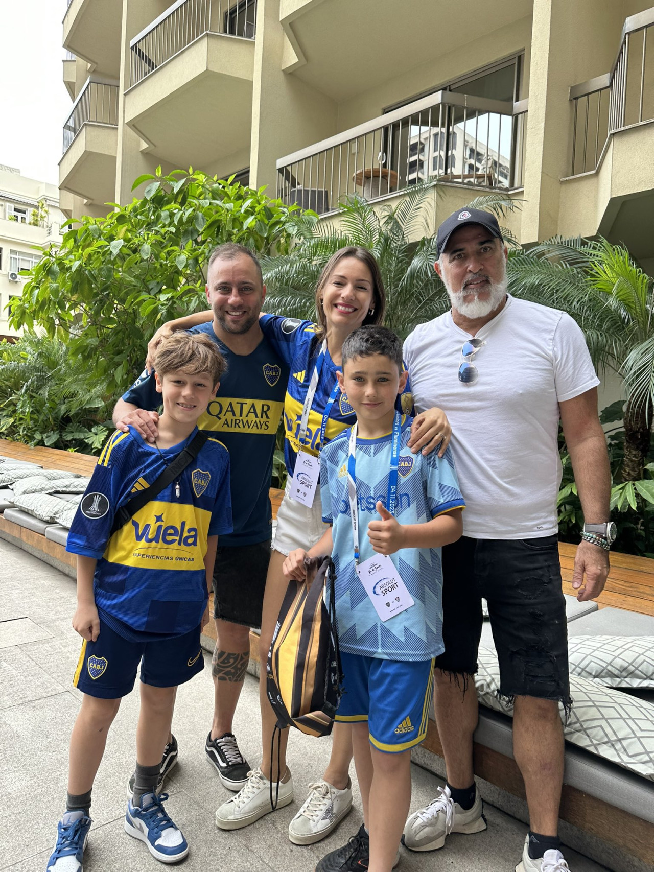 Pampita le regaló entradas para el partido de Boca  a un niño. Foto: Twitter.