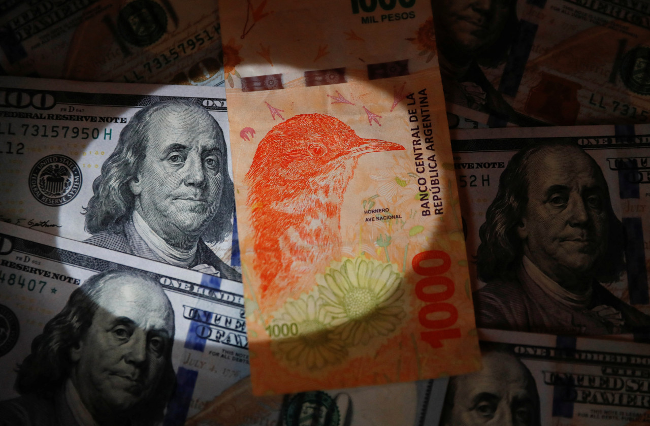 Peso, dólar. Foto: Reuters.