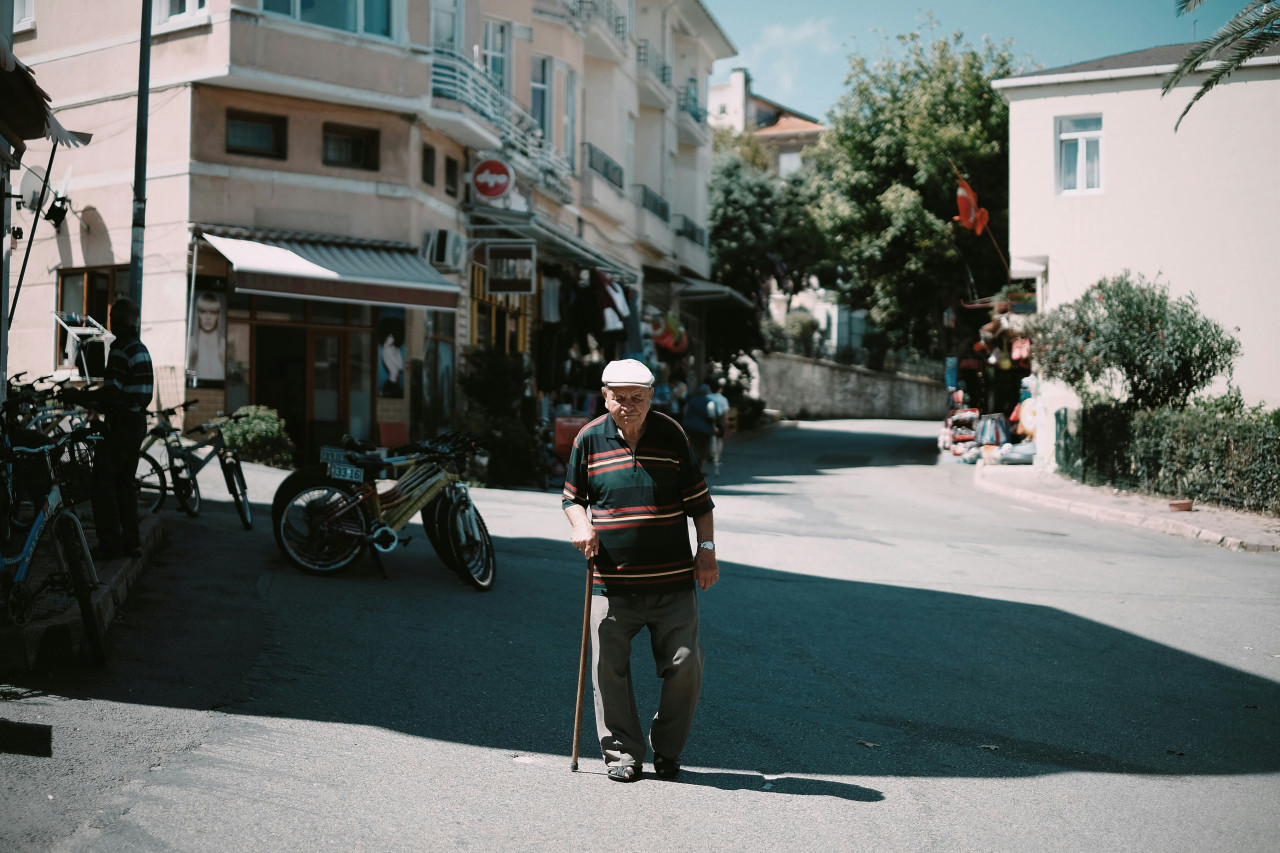 El avance del parkinson deteriora el caminar. Foto: Unsplash