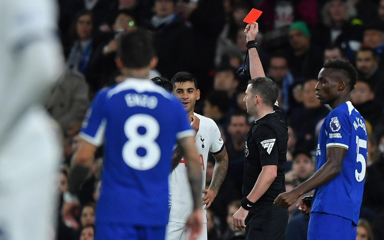 La expulsión del Cuti Romero ante Chelsea. Foto: EFE