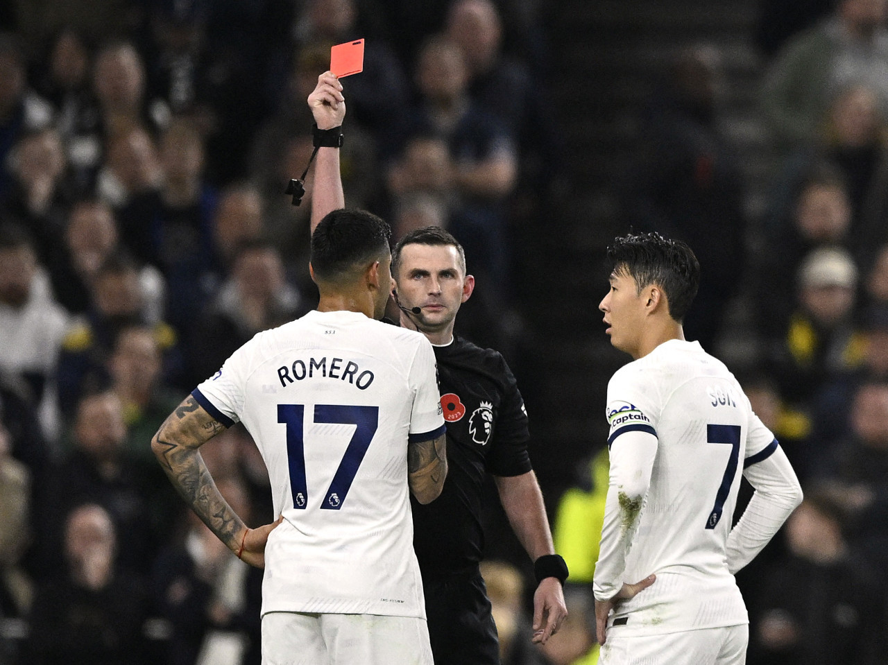 La expulsión del Cuti Romero ante Chelsea. Foto: Reuters