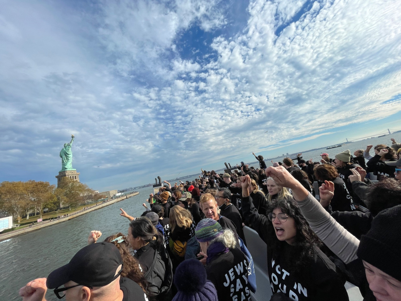 Activistas de "Jewish Voice for Peace" en la Estatua de la Libertad. Foto: X @jvplive.