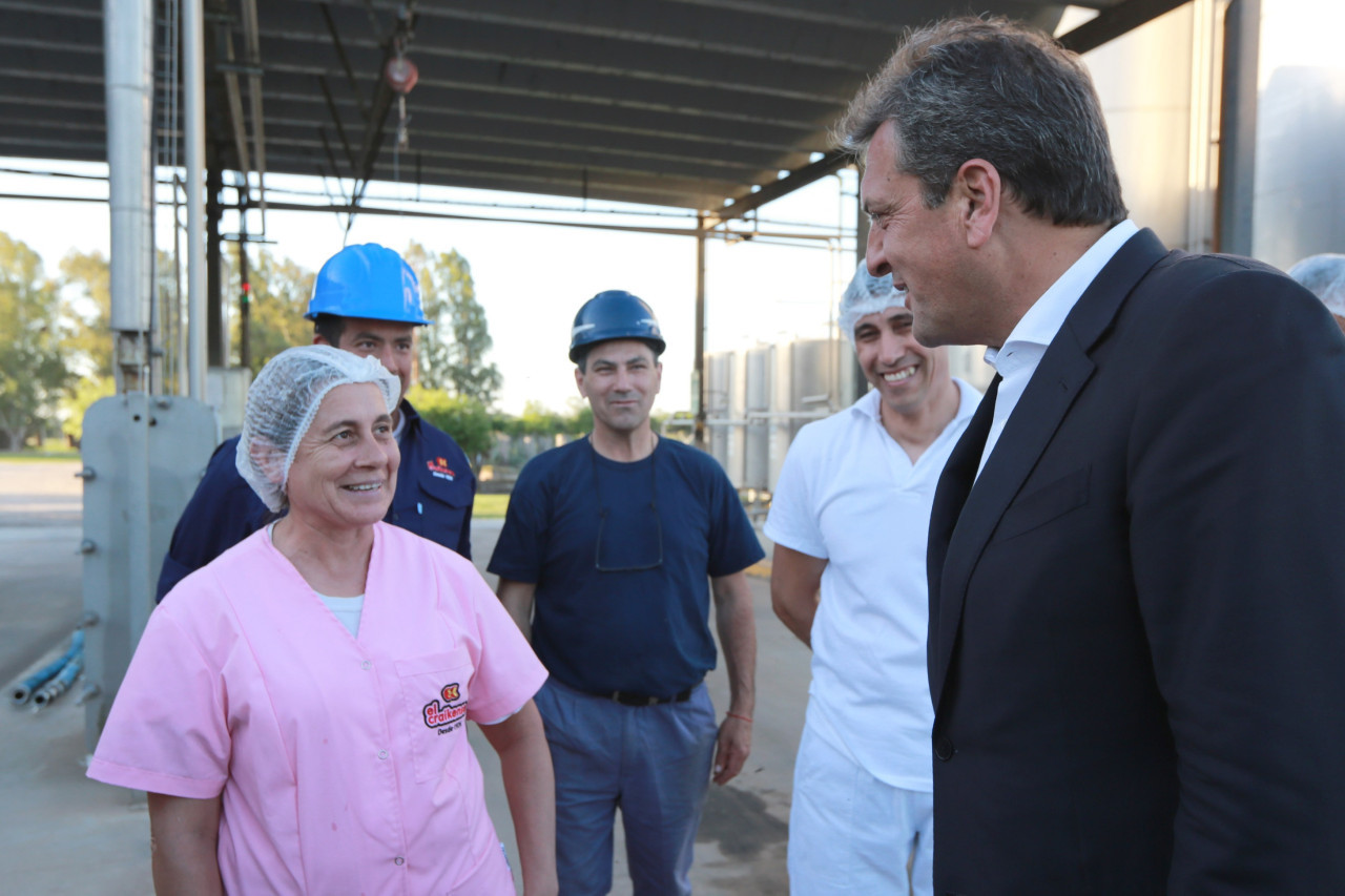 Massa con trabajadores en Córdoba. Foto: NA.