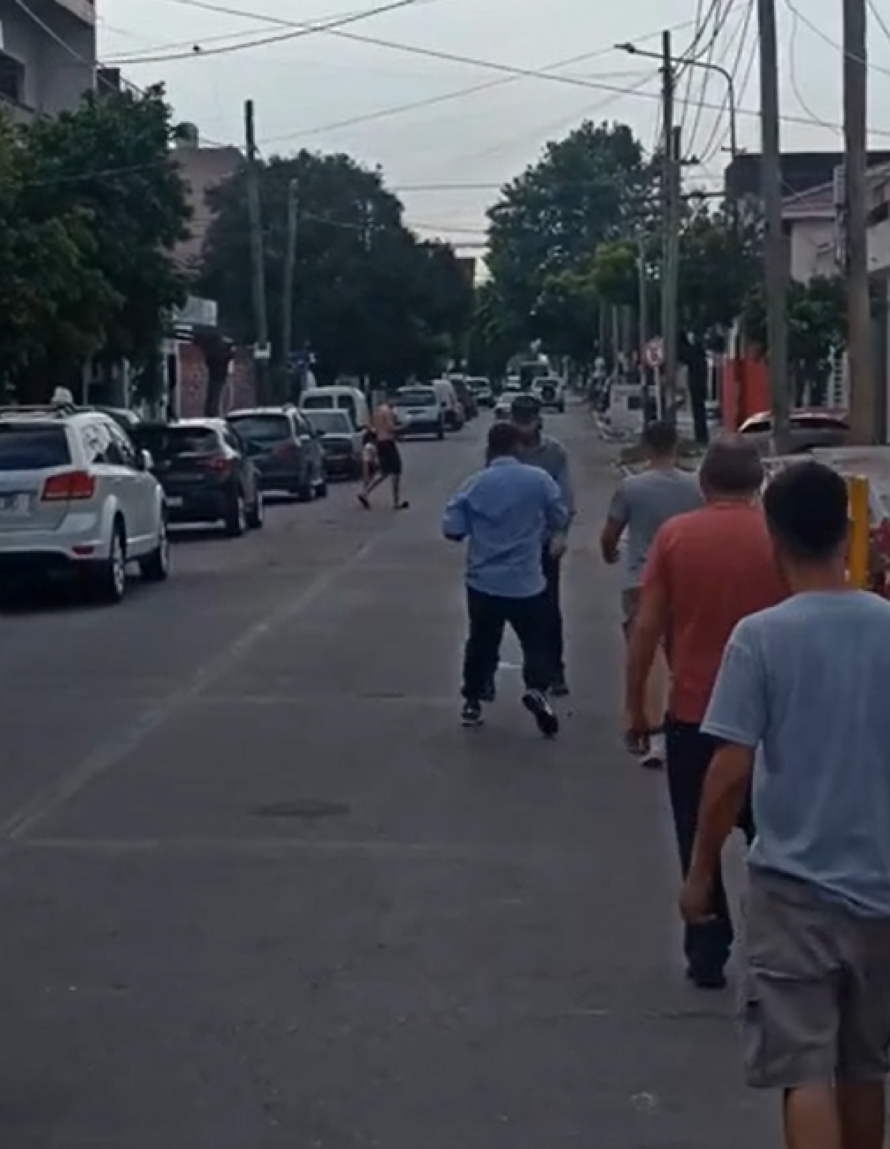 La pelea incluyó piñas y patadas. Foto: captura video.